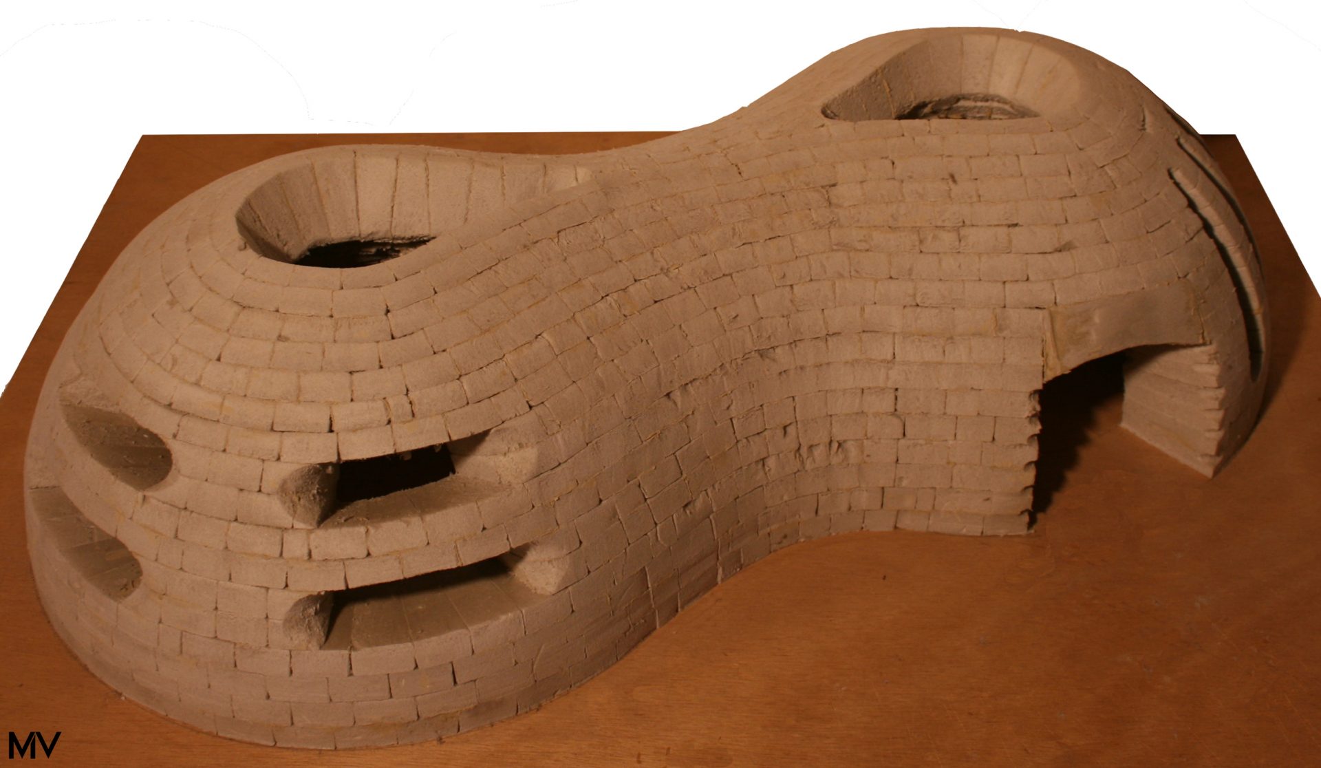 Cacahuète – Maquette type chantier – Maquette réalisée en polystyrène extrudé, découpé et assemblé par blocs. Cette forme organique explore les volumes continus et les rapports entre matière, lumière et creux. Les ouvertures sculptées révèlent une recherche spatiale libre, sans contrainte constructive, typique d’un exercice de chantier fictif.