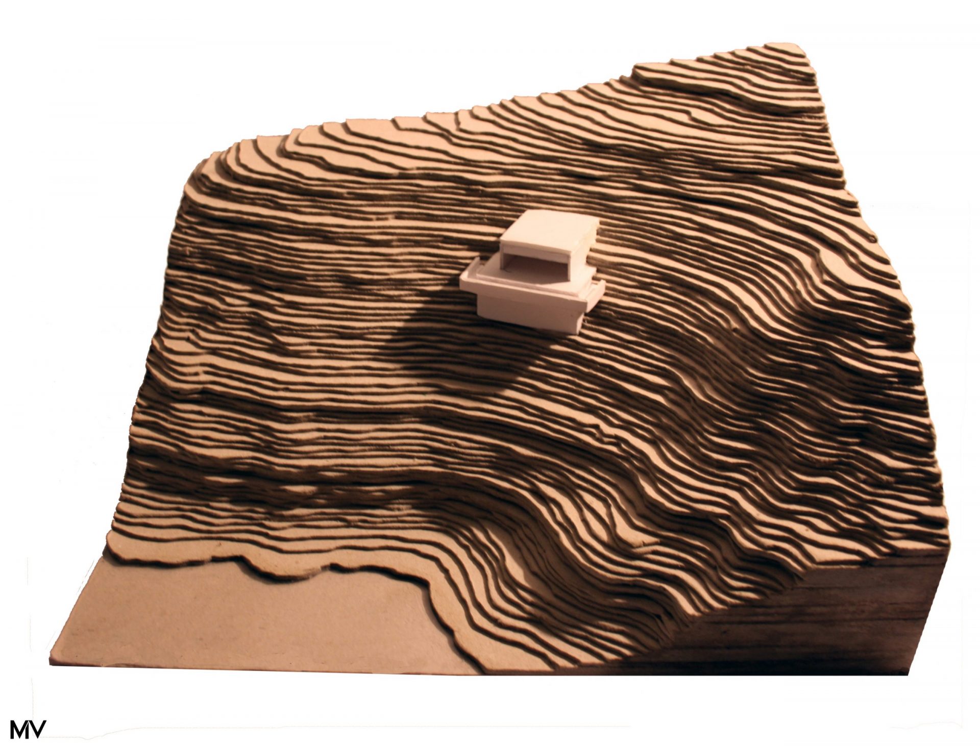 Strates – Maquette d’un pavillon “Cap de Creus” — travail sur l’implantation topographique à l’aide de carton plume et carton bois.